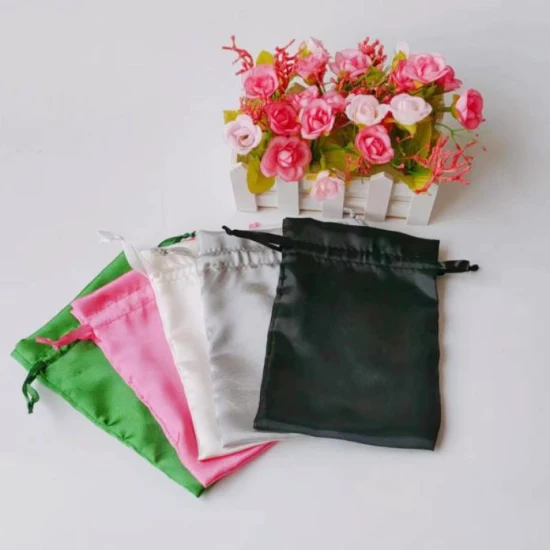 Зеленый атласный мешочек на заказ с гладким шнурком для упаковки парика.